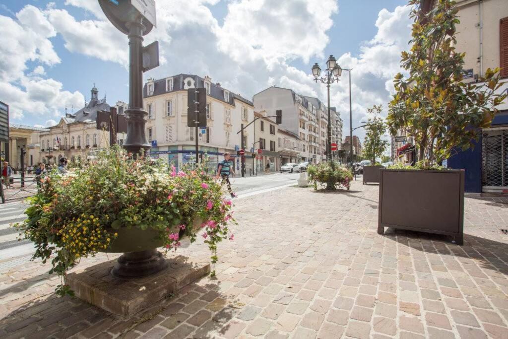 Beautiful Studio Located South Of Paris บรู์-ลา-แรน ภายนอก รูปภาพ